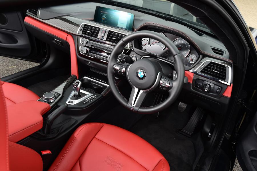 Интерьер BMW M4 Coupe (F82) 2017 года  (UK) (фото 23 из 26)